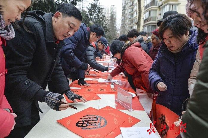 這一天，居民激動了，第一次在社區(qū)里升國旗唱國歌(圖1)