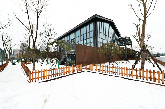 一場(chǎng)雪，體育中心美得不要不要的 但最美的風(fēng)景還是他們(圖1)