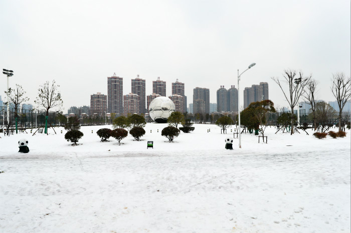 一場(chǎng)雪，體育中心美得不要不要的 但最美的風(fēng)景還是他們(圖2)