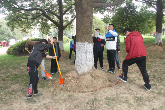武漢體育中心走進湯湖公園 開展“學(xué)雷鋒”樹木認養(yǎng)科普活動(圖2)