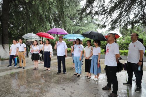 “瞻仰革命先烈 傳承紅色精神” ——公司全體黨員、入黨積極分子參觀向警予烈士陵園(圖2)